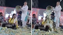 印度女歌手表演时被打赏一桶现金 “金钱雨”从头上浇下