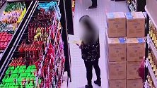 布袋套脖边逛边“装” 4人两个月竟偷出一个“小超市”