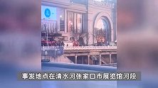 冬泳爱好者被困河中冰层下，多名救援人员切割冰面救援，现场曝光