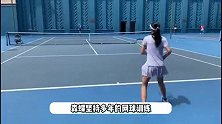 田亮带女儿与赌王四太梁安琪合影，森碟身高出众却满腿是伤