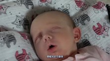 宝宝蠢蠢欲动，要睡醒的样子真可爱，网友：宝宝睡的好熟呀！