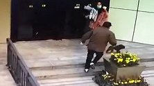 网曝北京一女子小区遛狗不栓绳 大爷怒骂一脚将狗踹飞