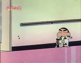 小新偷偷摸摸的靠着墙走，想干什么呢