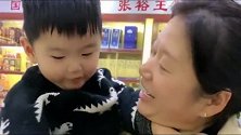 奶奶回老家十多天刚到家，儿子看到奶奶竟然不要妈妈了，伤心