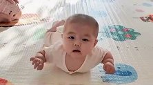 小宝宝一个人玩得挺嗨的，连个玩具都没有，小孩子的世界真简单