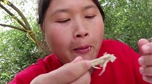 胖妹买了十五斤椰子，杀只土鸡大锅炖着吃，奶奶：这味道绝了！