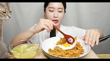 小姐姐吃一大份泡菜鸡蛋炒饭，看起来可真有食欲呀