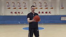 杨鸣完成李宁挑战！一手运篮球一手运乒乓球展现强大基本功