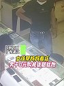 广东湛江：男子在手机店佯装买手机，拿起手机就跑