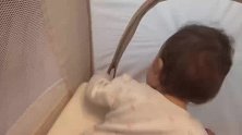 宝宝逃离婴儿床，居然自行拉开外面拉链爬走了，真是太机智了