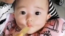 10个月的小情人真有才，下一秒宝宝绝吃饭新花样反应，萌炸啦