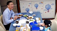 广东广州：4岁女儿讲听不懂的笑话，爸爸陪着她一起笑
