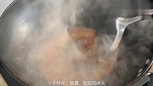 炒糖色时，冰糖直接下锅炒是错误的，多加一步，糖色不焦、更红亮
