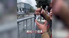杭州亚运会主打一个家门口，大哥路边观赛，边吃边为选手加油