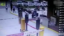 男子骑车进小区被门禁卡住，两孙女从车上滚落受伤