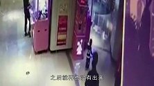 教孩子做“贼”？男童骑别人的溜溜车，黑衣女子带其“开溜”