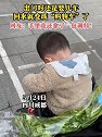 四川成都：一家长推孩子出门买菜后，婴儿车就变成了“购物车”