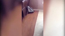 宝宝你把头盖上了，你怎么看路啊！你是凭感觉的吗
