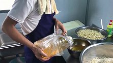 民工大锅饭：老师傅手艺真是绝了，工人们吃完三碗还不够！