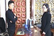 新董事亲自修电脑，女经理看见嘲笑看他没出息，秘书现身后让她滚