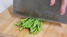 凉拌豇豆也有诀窍，这样做色泽翠绿，脆嫩爽口，做一盘都不够吃