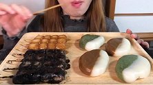 小姐姐吃御手洗串团子和黑芝麻串团子，软软糯糯超级好吃呀