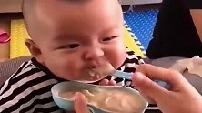 10个月的宝宝吃米糊，这还较上劲了，这模样真没谁了！