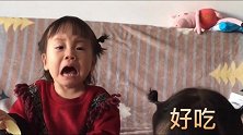 双胞胎姐妹大冬天非要吃冰淇淋，妈妈拿走一大半，姐姐太暖心