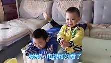 妈妈上网课，安安静静的俩宝宝在干啥，让妈妈血压有点高！