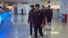 国足众将抵达重庆 仍有不少球迷现场等候高喊加油