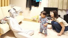 小宝宝进屋突然看到不明生物坐客厅，吓得跪下一脸懵