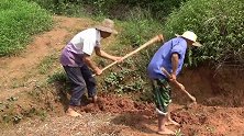 王四表叔和爸爸去挖土，两老表做事很勤快，干完农活回家做美食吃