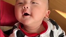 小宝宝奶声奶气地想跟妈妈说话，画面太萌了！