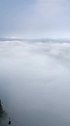 天门山的索道在云海里面穿梭