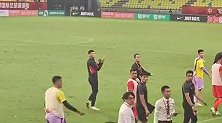 发生什么了？国足赛后谢场，郑智、李可怒视观众席