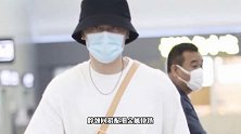 蒋劲夫搭机自拖行李箱穿白T造型低调帅气身材壮硕潮气十足