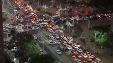 浙江临海城区洪水退去 大量车辆驶入出现交通堵塞