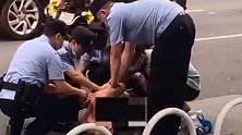 广州一裸男当街猥亵陌生女性 叫嚣“这是我老婆”被警方当场制服