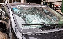 车停路边玻璃被砸碎，保险公司却不理赔？老司机：这个字不能说！