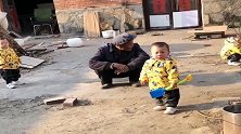 一去农村太爷爷家，三胞胎就变成这样，太爷爷真是没白疼你们！