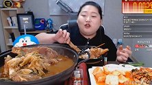 韩国大姐吃一大锅泡菜炖排骨