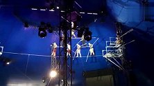 杂技团进行叠罗汉走钢丝排练，演员失误从高空坠落