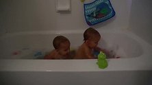 小孩生龙活虎，孪生兄弟一对乖巧可爱，真天真!