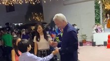 跳起舞的张庭林瑞阳太幸福了，一点都不像51岁和61岁
