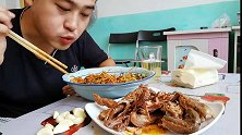一大碗炸酱面一只麻油鸡，再来上两头大蒜，小伙大口猛吃太香了
