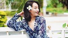 朱丹身穿蓝色深V长裙气质温柔 头戴红花更衬侧颜精致