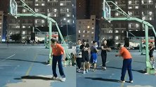 陕西西安：飒！80岁退休体育老师自带哨子去篮球场当裁判