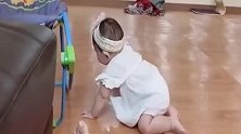 小宝宝第一次往前爬，慢吞吞的动作把心都萌化了！