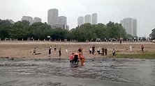辽宁大连：为寻找满意的钓鱼位置，六旬老人失足坠下5米高坝