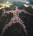 意大利一个古老的村庄从空中看形状似“人形”